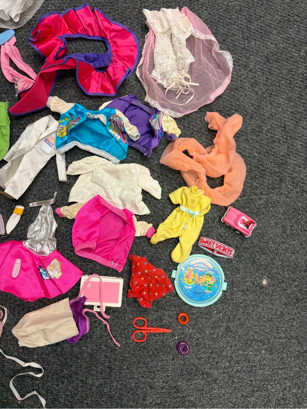 Vintage lot of 1980s Barbie clothes outfits accessories suitcase - Picture 6 of 15